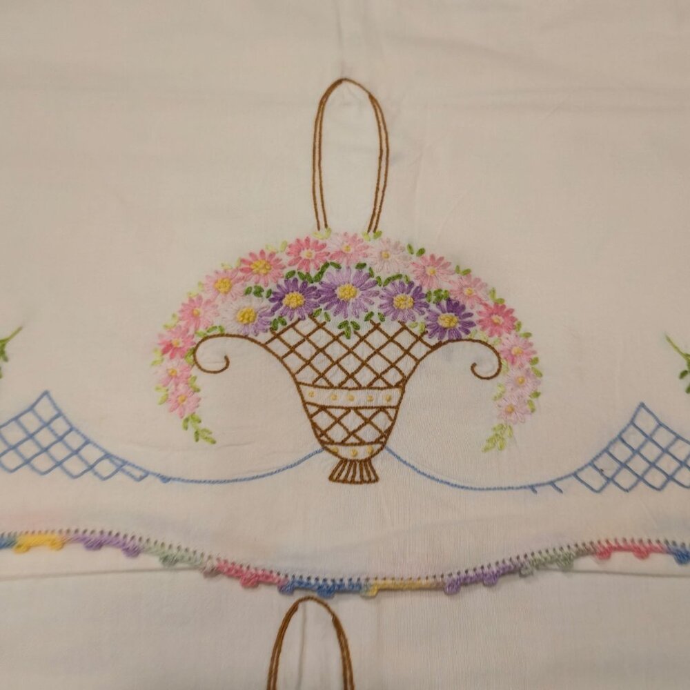 Vintage Embroidered Floral Basket Pillowcases Crochet Edge Purple pink Daisies - Picture 5 of 16